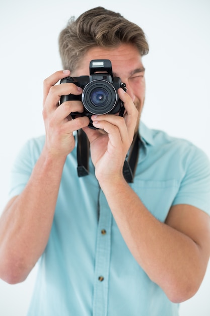 Retrato de un guapo fotógrafo masculino