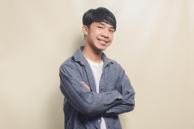 retrato, de, guapo, hombre, en, camisa gris, con, cara sonriente