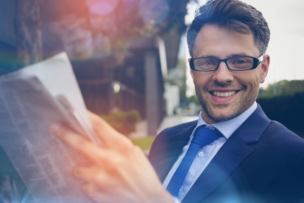 Foto retrato, de, guapo, hombre de negocios, lectura, periódico