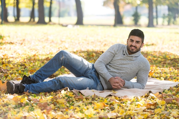 retrato, de, guapo, joven, en, otoño, parque