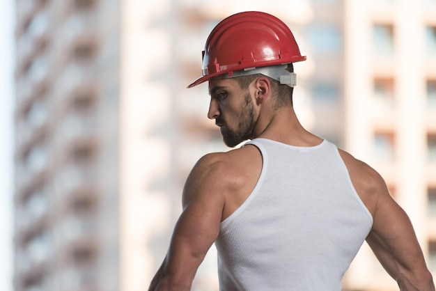 retrato, de, guapo, macho, arquitecto, ingeniero, con, casco rojo