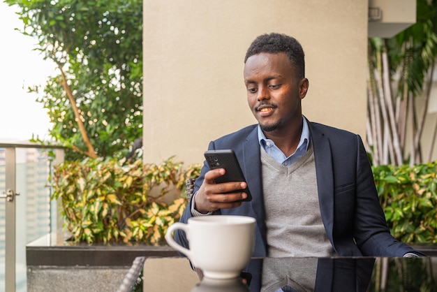 retrato, de, guapo, negro, africano, hombre de negocios