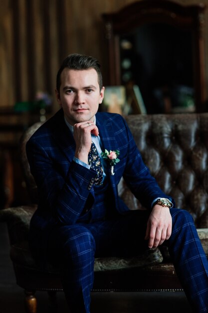 Retrato de un guapo novio en la celebración de su boda.