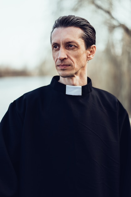 Retrato de guapo sacerdote católico o pastor con collar