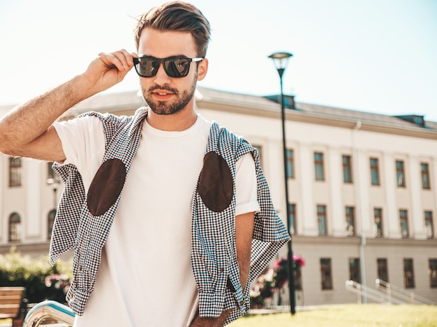 Retrato, de, guapo, seguro, elegante, hipster, lambersexual, modelo