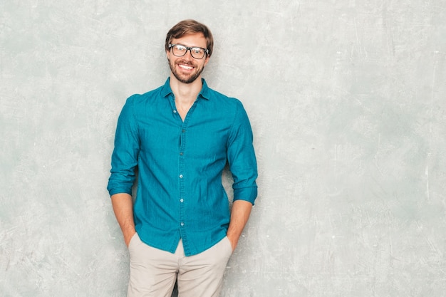 Retrato de guapo sonriente hipster lumbersexual modelo de hombre de negocios vistiendo ropa casual camisa de jeans.