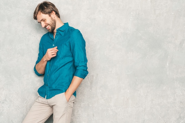 Retrato de guapo sonriente hipster lumbersexual modelo de hombre de negocios vistiendo ropa casual camisa de jeans.