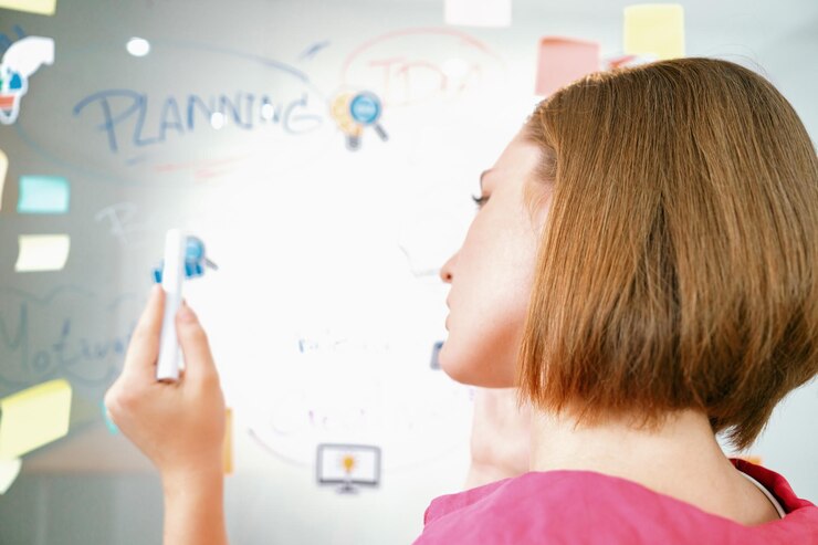 Foto retrato de una hábil mujer de negocios pensando en la estrategia de marketing inmaculada