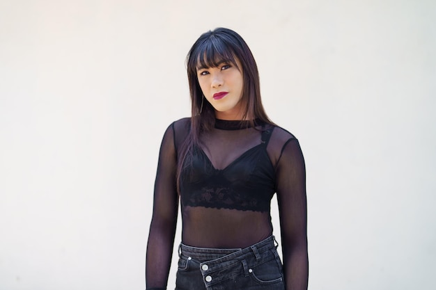 Retrato de Happy Asian transgénero LGBTQIA usando ropa de mujer maquillada