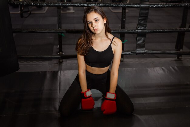 retrato, de, un, hembra joven, en, guantes de boxeo