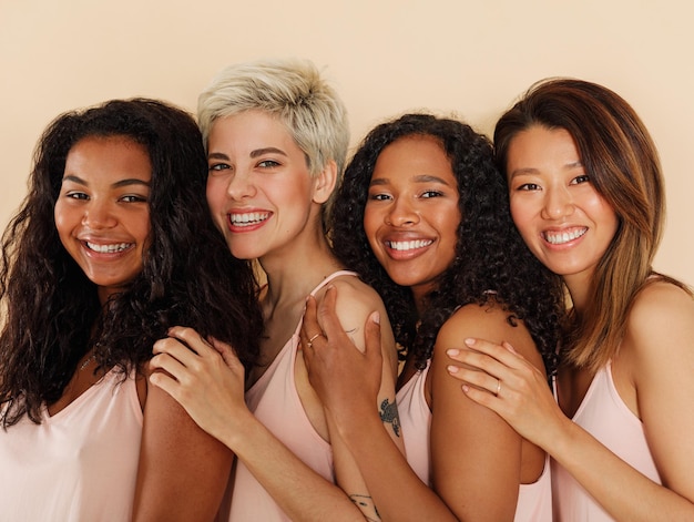 Retrato de hermanas contra un fondo blanco