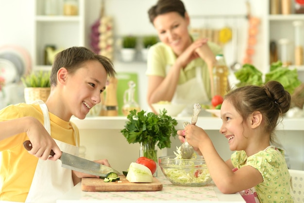 Retrato de hermano y hermana cocinando juntos en la cocina