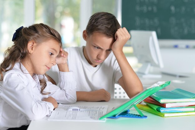 Retrato de un hermano y una hermana haciendo la tarea