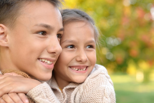 Foto retrato de hermano y hermana en el parque