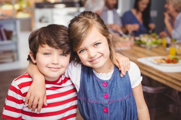 Retrato de hermano y hermana sonriendo