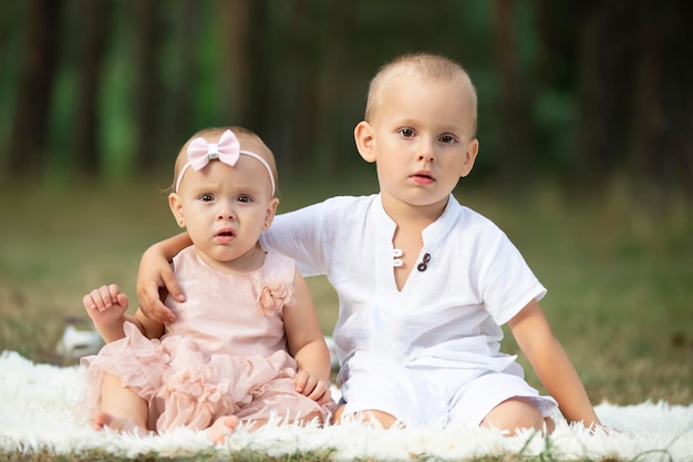 Retrato de un hermano mayor y una hermana pequeña para dar un paseo por el parque