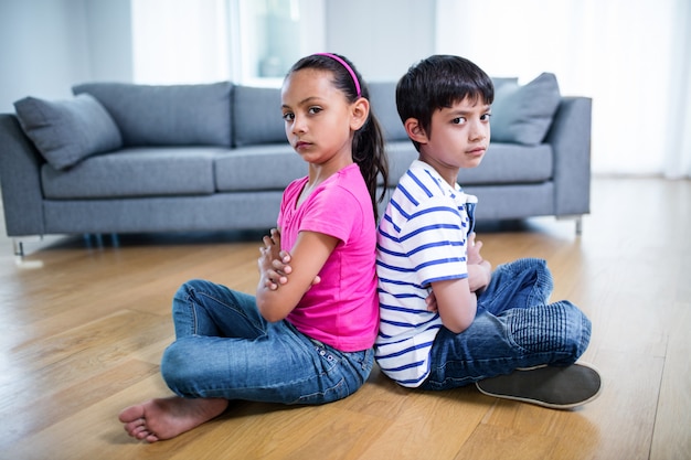 Retrato de hermanos molestos que se ignoran