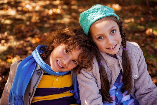 Retrato de hermanos sonrientes