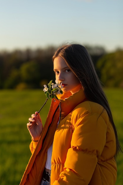 Retrato de una hermosa adolescente feliz al aire libre en primavera