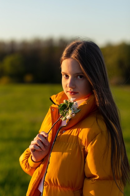 Retrato de una hermosa adolescente feliz al aire libre en primavera