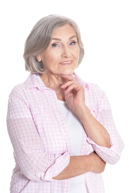 Retrato de una hermosa anciana feliz sobre un fondo blanco.