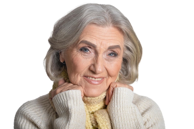 Retrato de una hermosa anciana feliz sobre un fondo blanco.