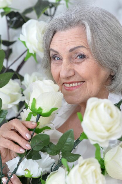 Retrato de una hermosa anciana feliz
