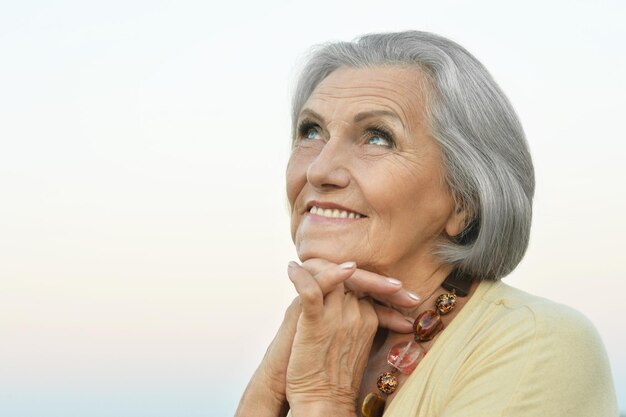 Retrato de una hermosa anciana feliz