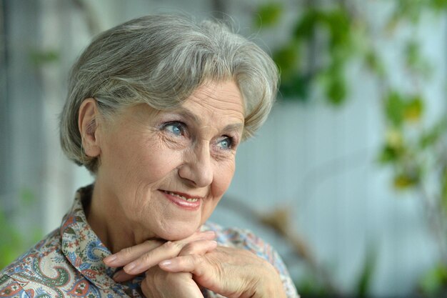 Retrato de una hermosa anciana feliz