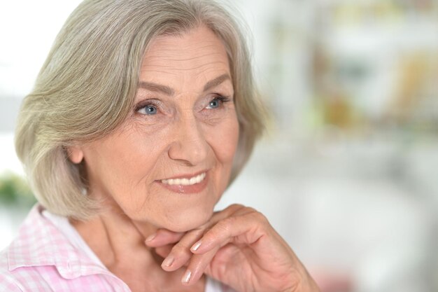 Retrato de una hermosa anciana feliz