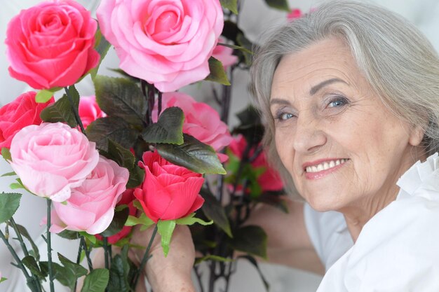 Retrato de una hermosa anciana feliz