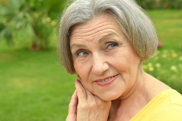 Retrato de una hermosa anciana feliz