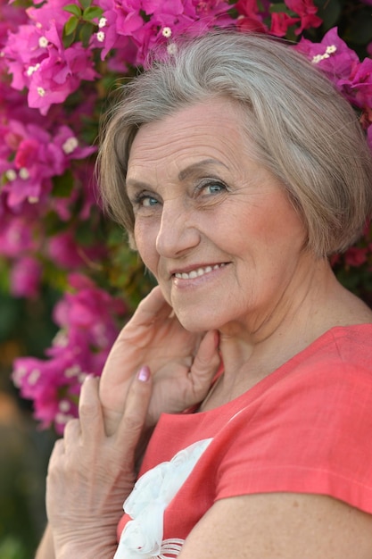 Retrato de una hermosa anciana feliz