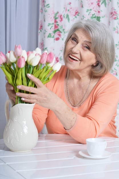 Retrato de una hermosa anciana feliz