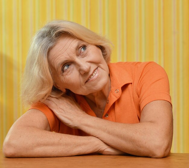 Retrato de una hermosa anciana feliz