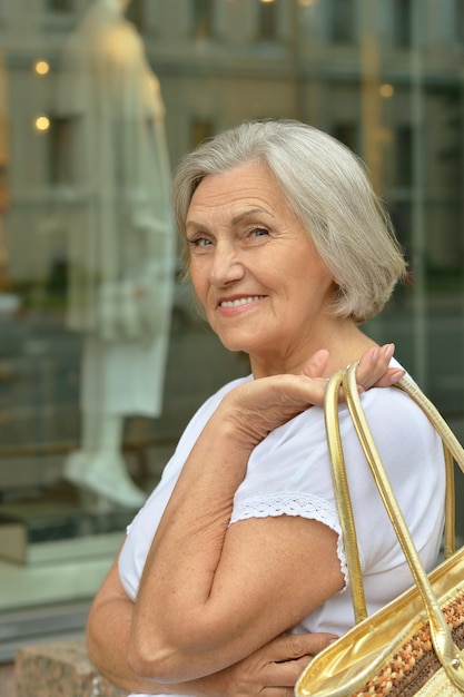 Retrato de una hermosa anciana feliz