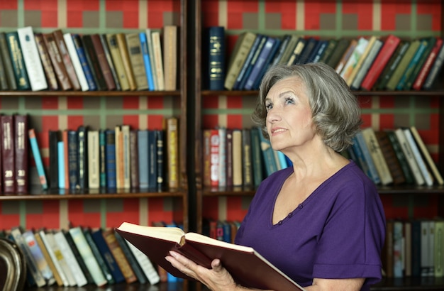 Retrato de hermosa anciana con libro