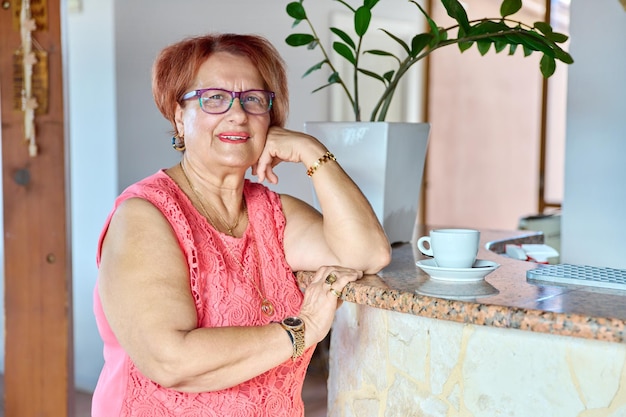 Foto retrato de una hermosa anciana mirando a la cámara