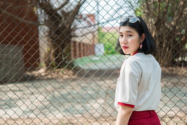 Retrato de hermosa chica asiática elegante posar para tomar una foto en la cercaEstilo de vida de la gente adolescente de Tailandia Concepto feliz de mujer moderna