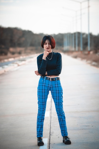 Retrato de una hermosa chica asiática elegante posar para tomar una foto Estilo de vida de los adolescentes de Tailandia Concepto feliz de mujer moderna Estilo punk rock