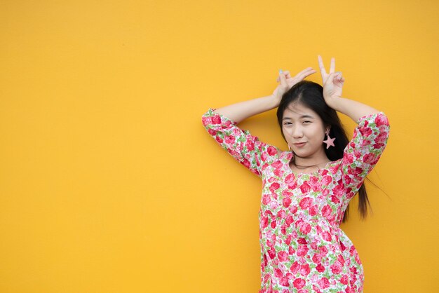 Retrato de hermosa chica asiática elegante posar para tomar una fotoEstilo de vida de la gente adolescente de Tailandia Concepto feliz de mujer moderna