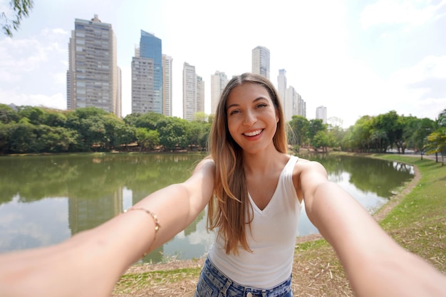 Retrato de una hermosa chica brasileña que se toma una selfie en el parque Areiao en Goiania Goias, Brasil