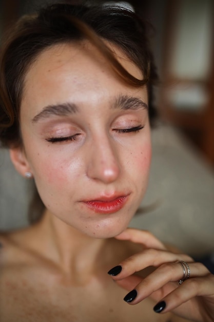 Retrato de una hermosa chica con cabello castaño rizado posando en el aspecto interior expresivo