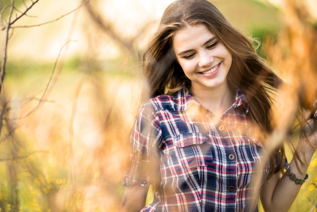 Retrato de una hermosa chica en un campo