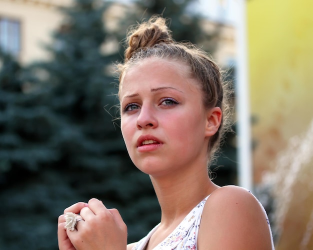 Retrato de hermosa chica divertida en la ciudad.