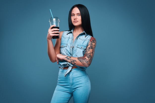 Retrato de hermosa chica encantadora tatuaje con refresco