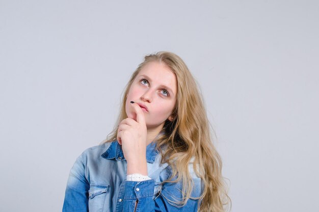 Retrato de una hermosa chica en el estudio