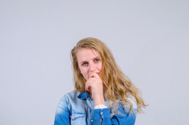 Retrato de una hermosa chica en el estudio