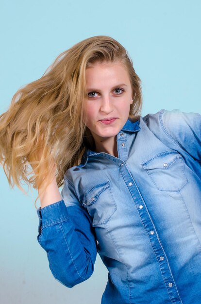 Retrato de una hermosa chica en el estudio