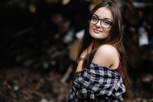 Retrato de una hermosa chica con gafas para la visión con una camisa